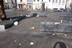 Kom je uit het hofje weer in het gewone leven zie je overal vuil liggen