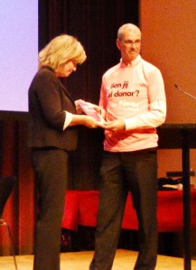 Pia Dijkstra ontvangt het eerste exemplaar uit handen van Hans Bart