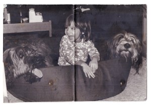 Dit is een foto uit 1977. Mijn dochter met Xavo de bearded collie en Niels de briard van mijn nichtje Sacha