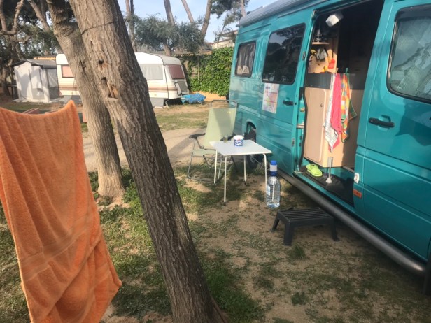 Voorkant tegen de heg, achterkant iets buiten de plaats en de vrije ruimte tot aan de bomen. 